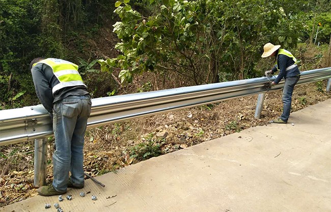 威海高速公路护栏的定期维护与保养