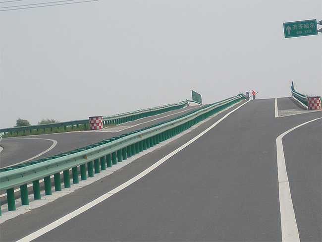 威海高速公路护栏的材质与规格