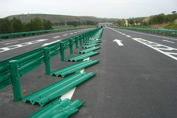 威海波形护栏的维护与管理确保道路安全的关键步骤